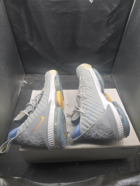 Nike Light Gray Sneakers with Blue Interior main image 7
